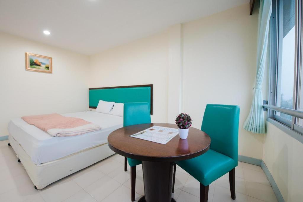 Nice Beach Hotel Rayong Exterior foto